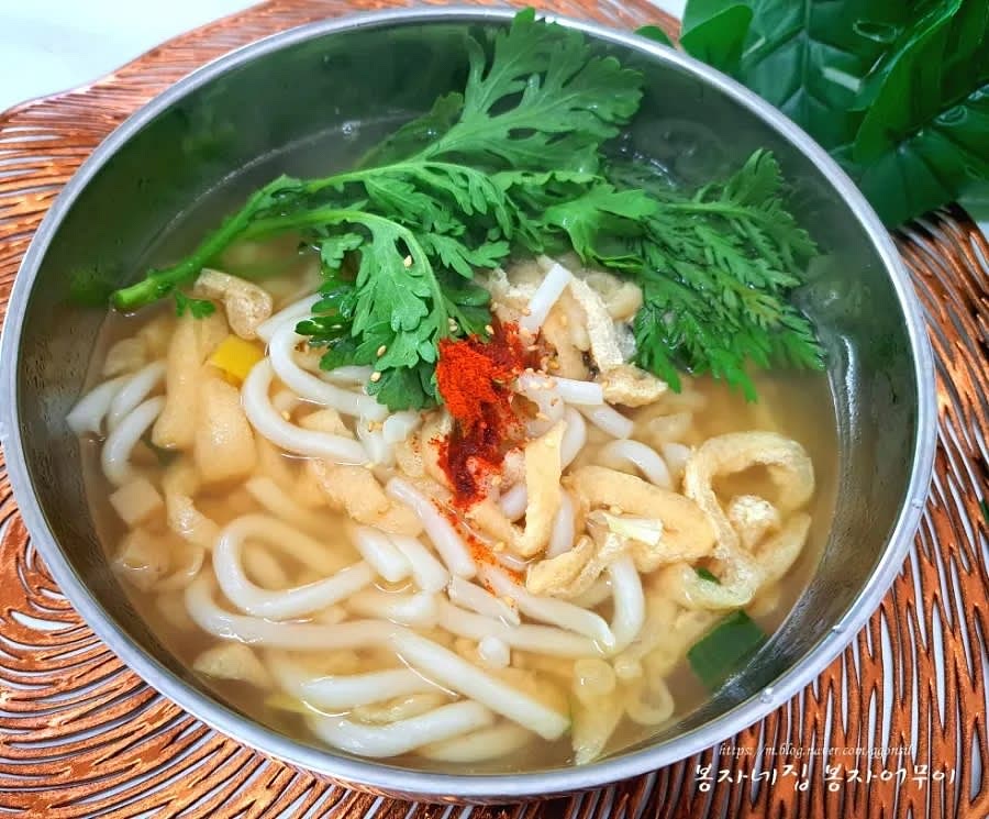 그릇에 국물과 건더기를 덜고 쪽파를 올려줍니다. 취향에 따라 고춧가루나 청양고추를 추가하면 맛이 더 풍부해집니다.