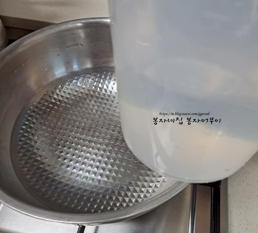 물이나 육수를 1인당 500ml 넣고 끓여주세요. 이번에는 육수 대신 물을 사용합니다. 물과 20대 1의 비율로 우동다시를 섞어줍니다.