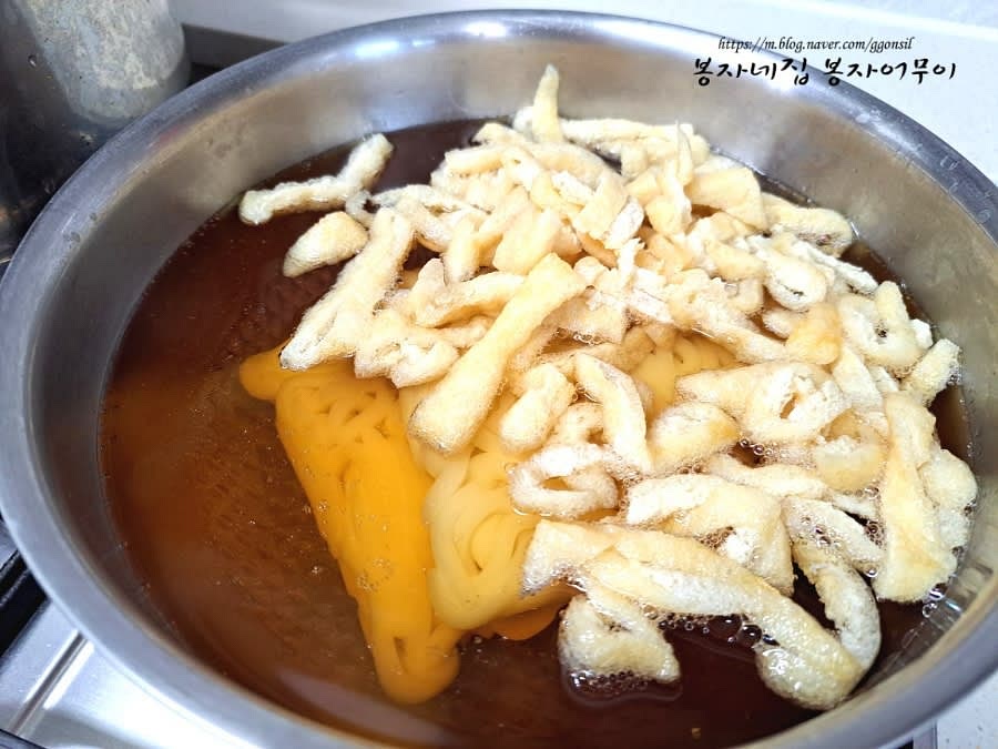 국물이 끓어오르면 우동면과 유부를 넣습니다.