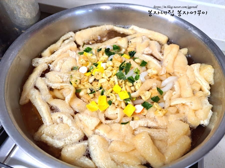 면과 유부는 금방 익으니 끓으면 건더기 수프를 소량 넣어주세요.