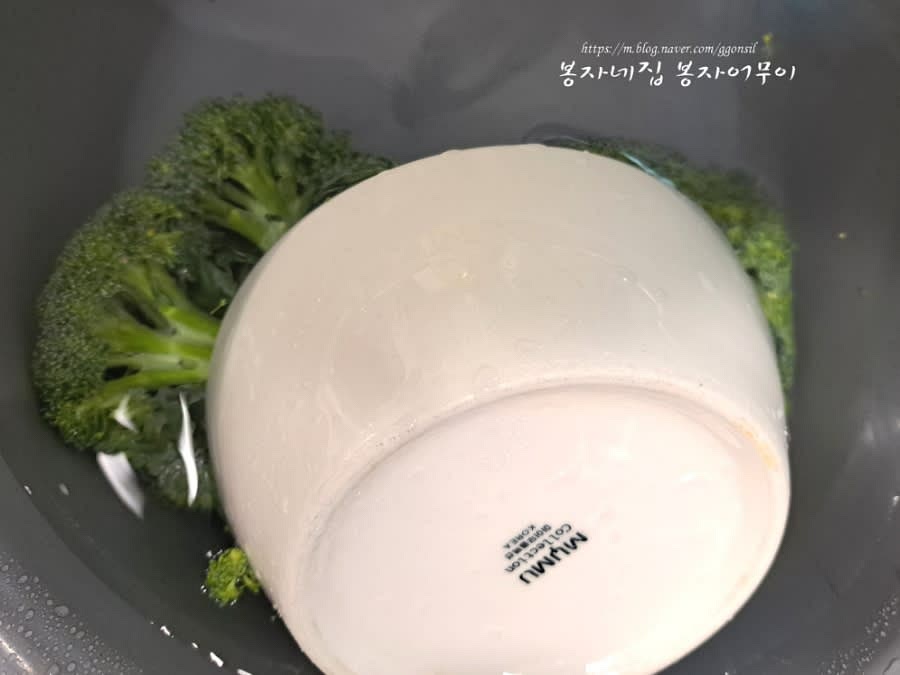 브로콜리를 물에 20분 이상 담가두어 이물질을 제거하고 깨끗이 헹궈주세요. 체에 받쳐 물기를 제거합니다.
