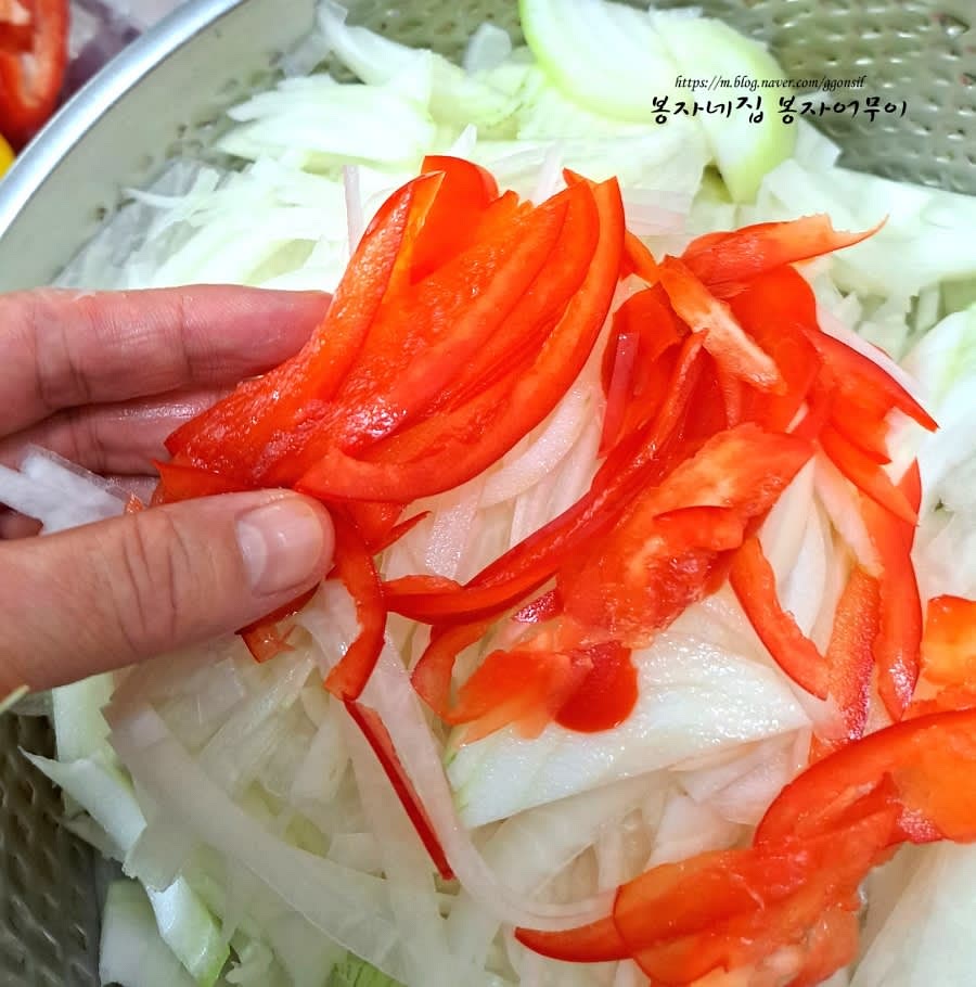 무와 양파, 파프리카는 얇게 썰어 준비하고 쪽파는 5cm 길이로 자릅니다.