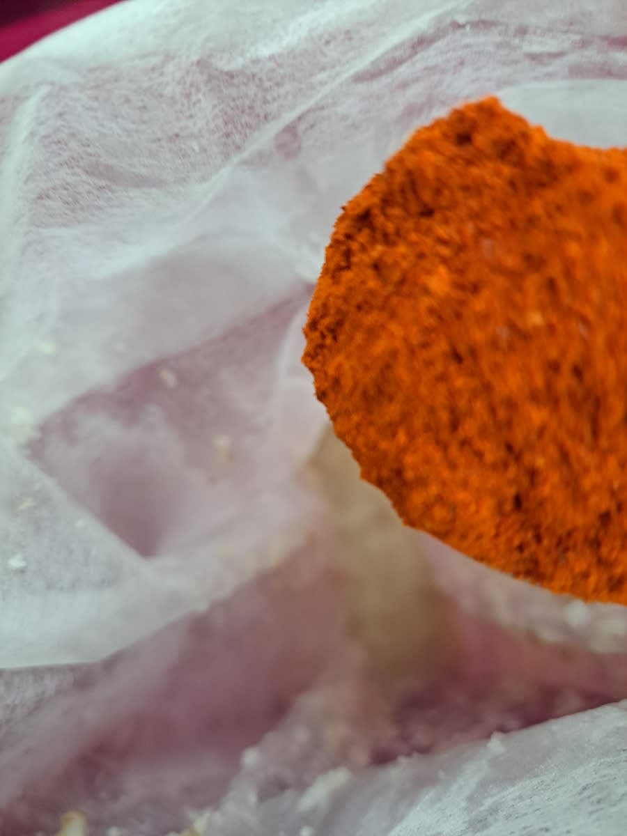 국물에 소금과 늘보리죽, 고춧가루(선택)를 넣고 잘 섞습니다.