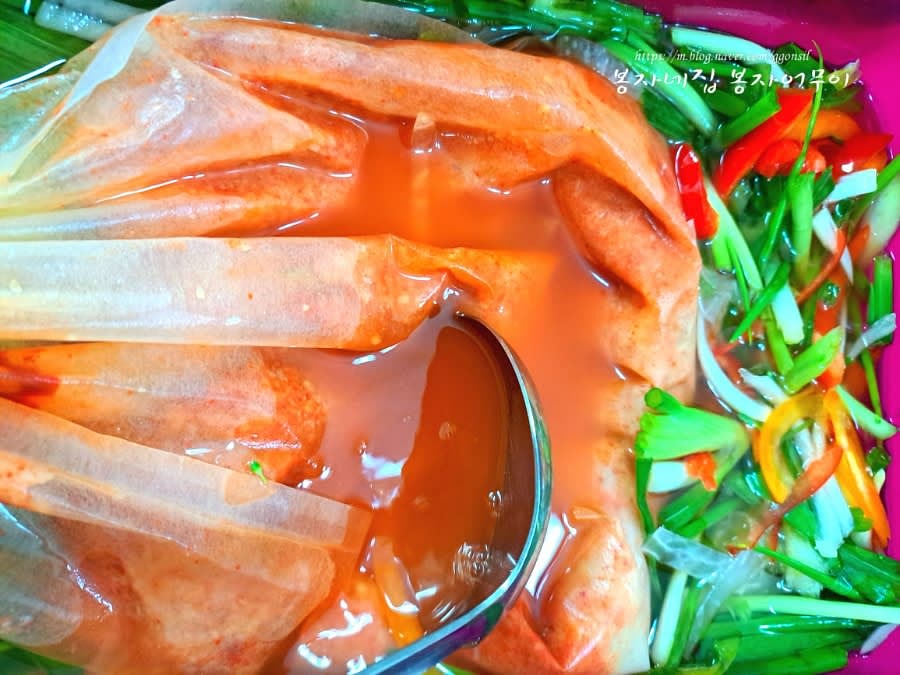 소금물을 통 가득 부은 후 국물팩을 넣어 국자로 흔들면서 눌러줍니다. 국물팩은 같이 발효시켜도 됩니다.