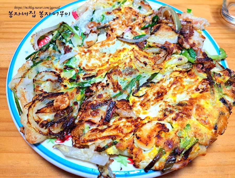 중약불에서 전을 뒤집어 양면이 노릇노릇하게 익을 때까지 구워줍니다.