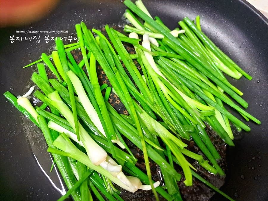프라이팬에 기름을 두르고, 쪽파를 반으로 잘라 팬에 가지런히 올립니다.