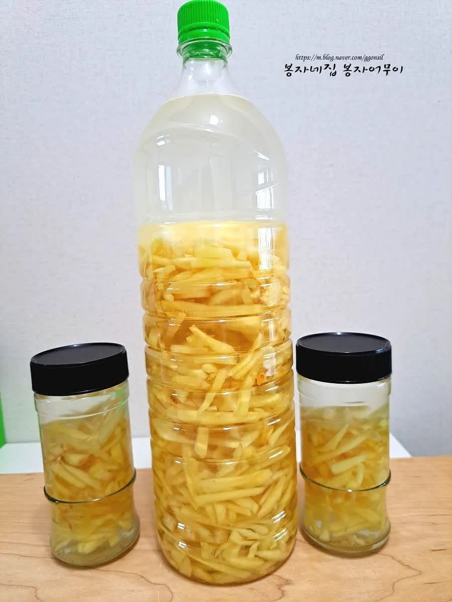 뚜껑을 닫고 서늘한 곳에 1주일간 보관하여 맛을 우려냅니다.