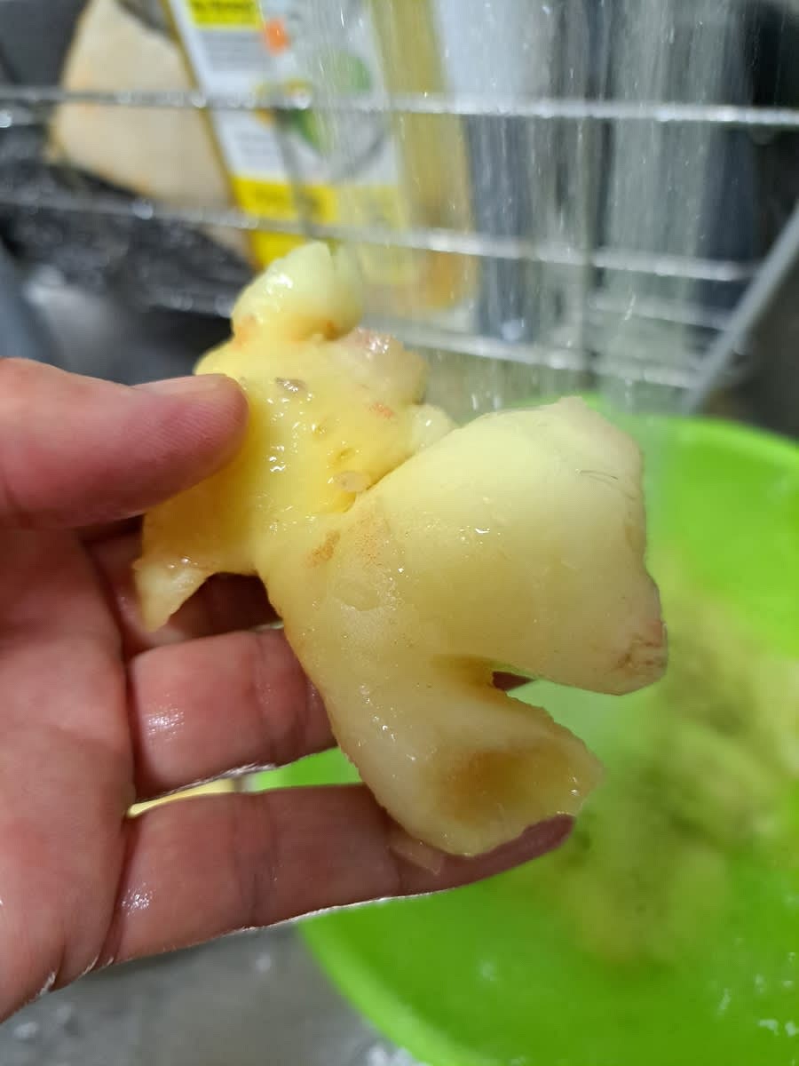 햇생강 8개를 준비해 껍질을 깨끗이 벗기고 흐르는 물에 이물질을 제거합니다.