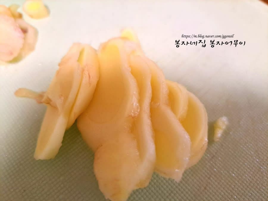 껍질을 벗긴 생강을 얇게 편 썰어줍니다.
