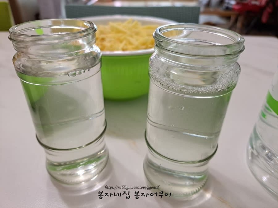 소독된 큰 유리병에 담금주 1.5L를 붓고 생강 슬라이스를 넣습니다.