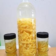 담금주가 가득 차지 않도록 작은 유리병에도 적당량을 부어 생강을 채워 넣습니다.