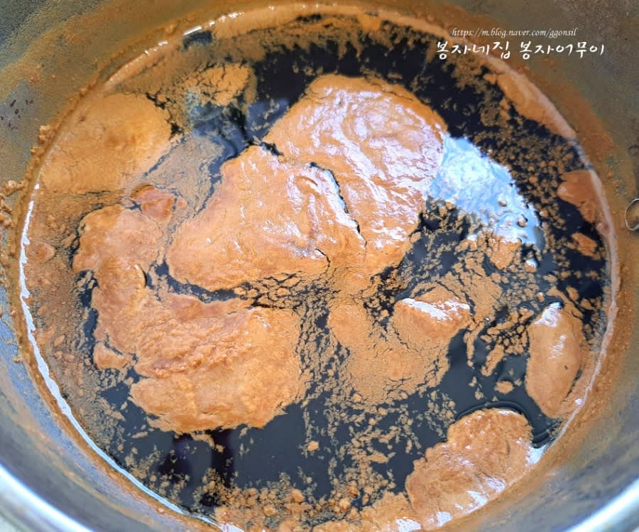 만든 간장물을 냄비에 끓인 후 식힙니다.