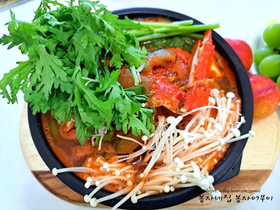 쑥갓과 팽이버섯을 마지막에 넣고 약간 더 끓인 후 완성된 매운탕을 뜨겁게 서빙합니다.