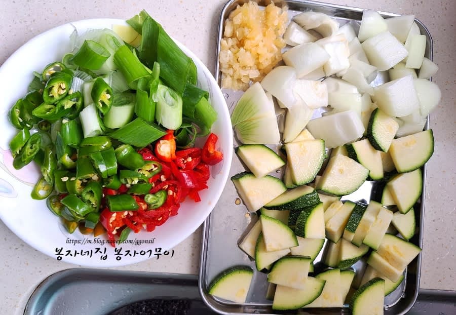 무를 나박썰기 하고, 호박, 양파, 대파, 청양고추를 먹기 좋은 크기로 썰어 준비합니다.
