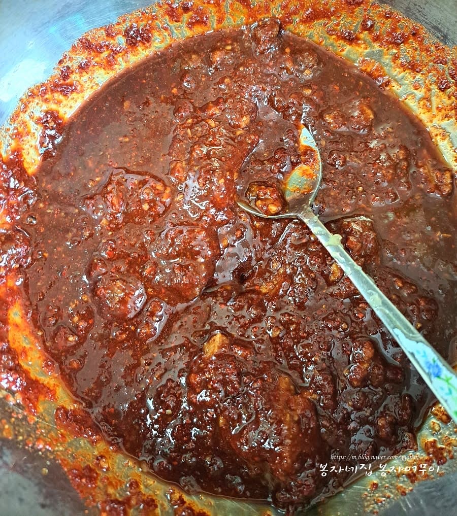 양념장 준비물을 섞어 양념장을 만듭니다. (된장 2스푼, 고춧가루 3스푼, 고추장 1스푼, 맛술 2스푼, 국간장 1스푼, 마늘 1스푼, 참기름 1스푼 등)