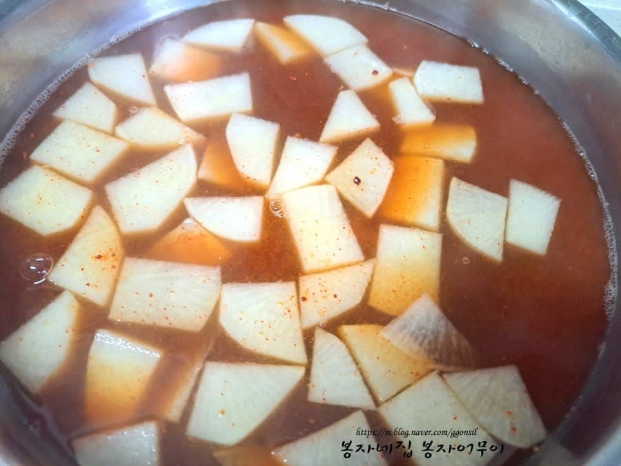 냄비에 물 1.5리터와 양념장을 반만 넣고 무를 먼저 넣어 끓입니다.