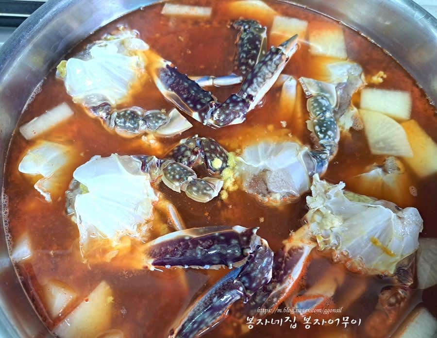 물이 끓어오르면 손질한 꽃게를 넣고 중불에서 한 번 더 끓여 주세요.