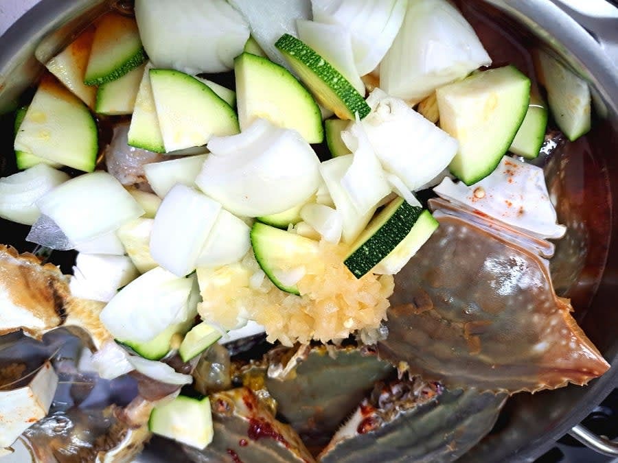 꽃게가 익으면 양념장의 나머지를 넣고 호박, 양파 등을 추가로 넣고 한소끔 끓입니다.