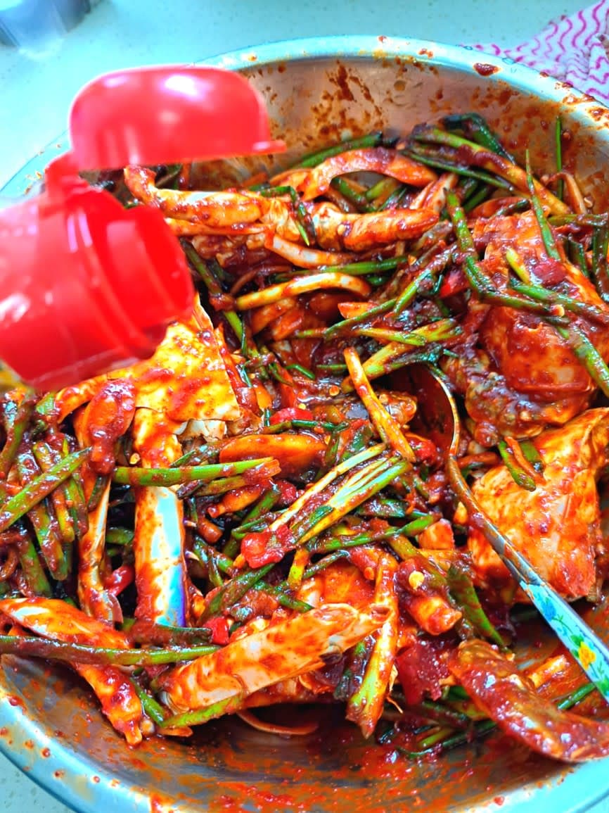 손질한 꽃게와 준비한 야채를 큰 그릇에 담고 양념으로 버무립니다. 참기름과 통깨로 마무리합니다.