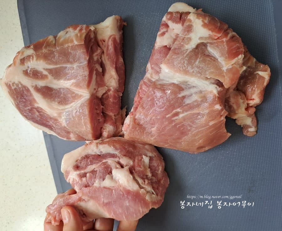 목살을 두께에 맞게 얇게 썰어 주세요.