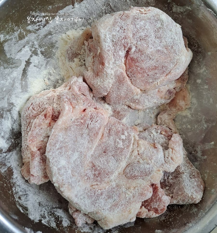 밀가루를 얇게 묻혀준 후 계란물에 골고루 입혀 줍니다.