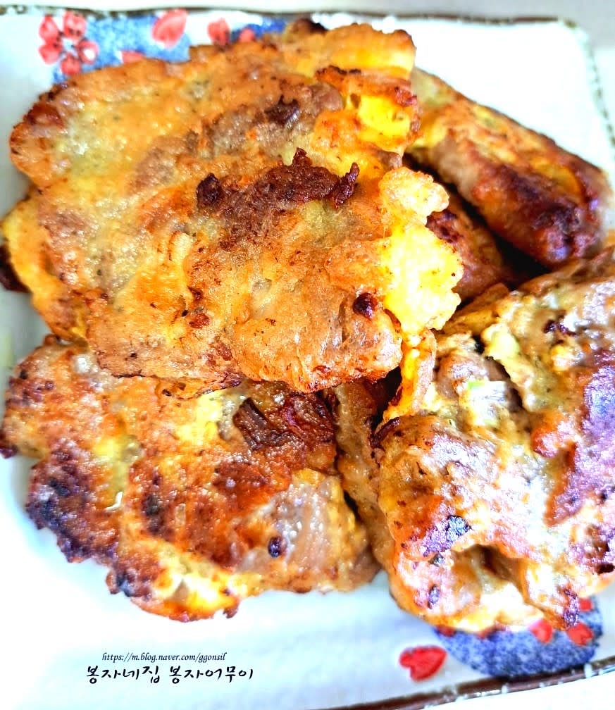 완성된 육전을 접시에 담고 기호에 따라 소스를 곁들여 냅니다.