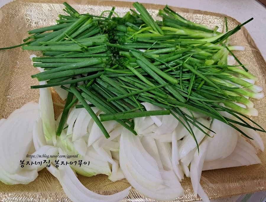 양파, 쪽파는 먹기 좋게 채썰고 마늘, 생강, 고추, 보리밥은 믹서기에 곱게 갈아줍니다.