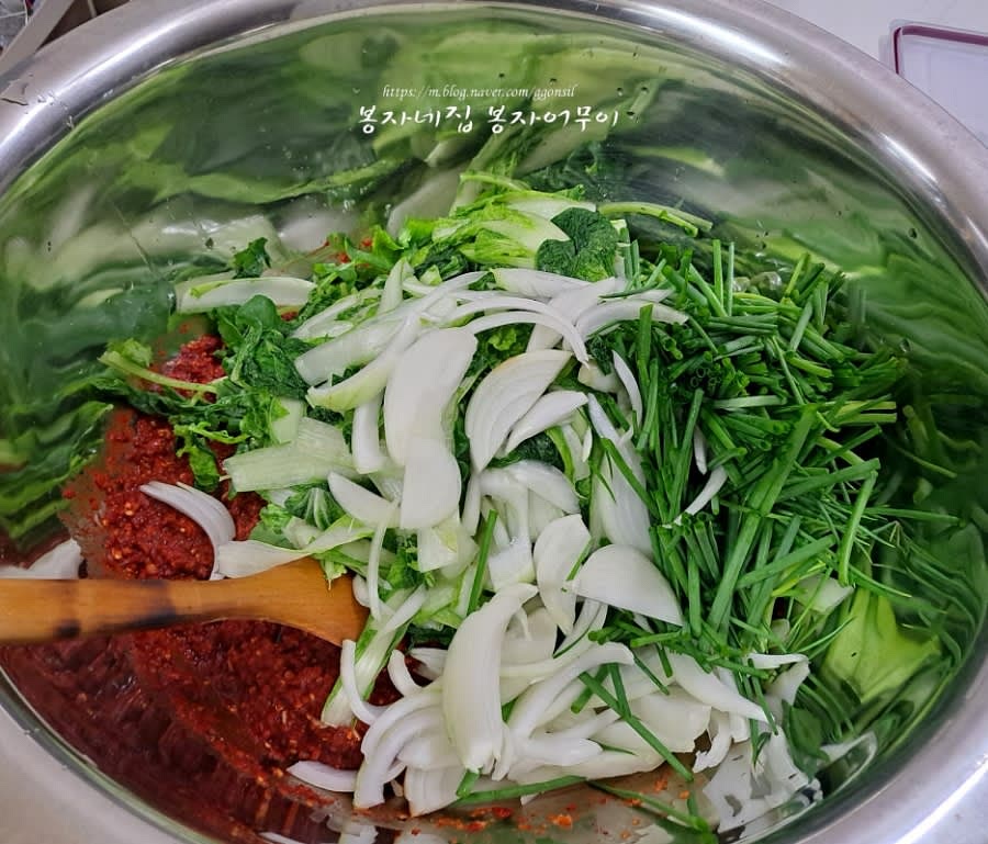 양념장을 절인 열무와 얼갈이에 넣고 고루 버무립니다.