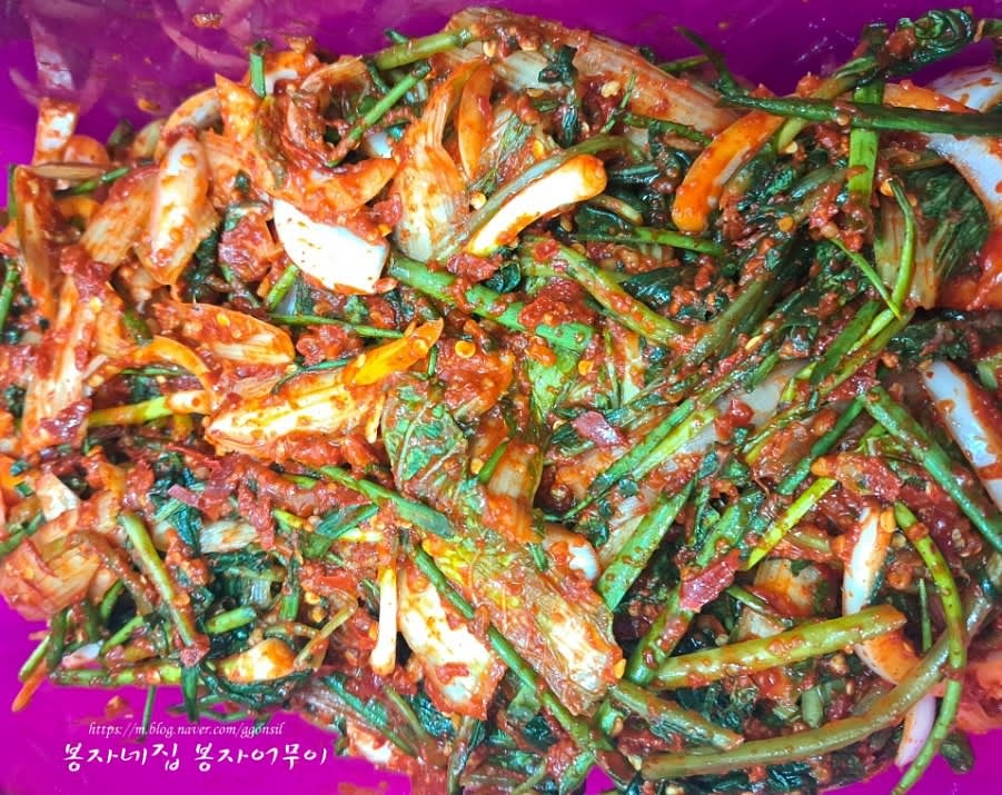 완성된 열무김치를 통에 담고 냉장 보관합니다. 1-2일 후 드시면 좋습니다.