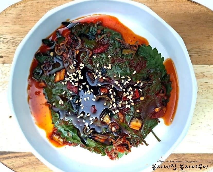 먹을 만큼 그릇에 덜고 국물을 살짝 끼얹어 먹습니다.