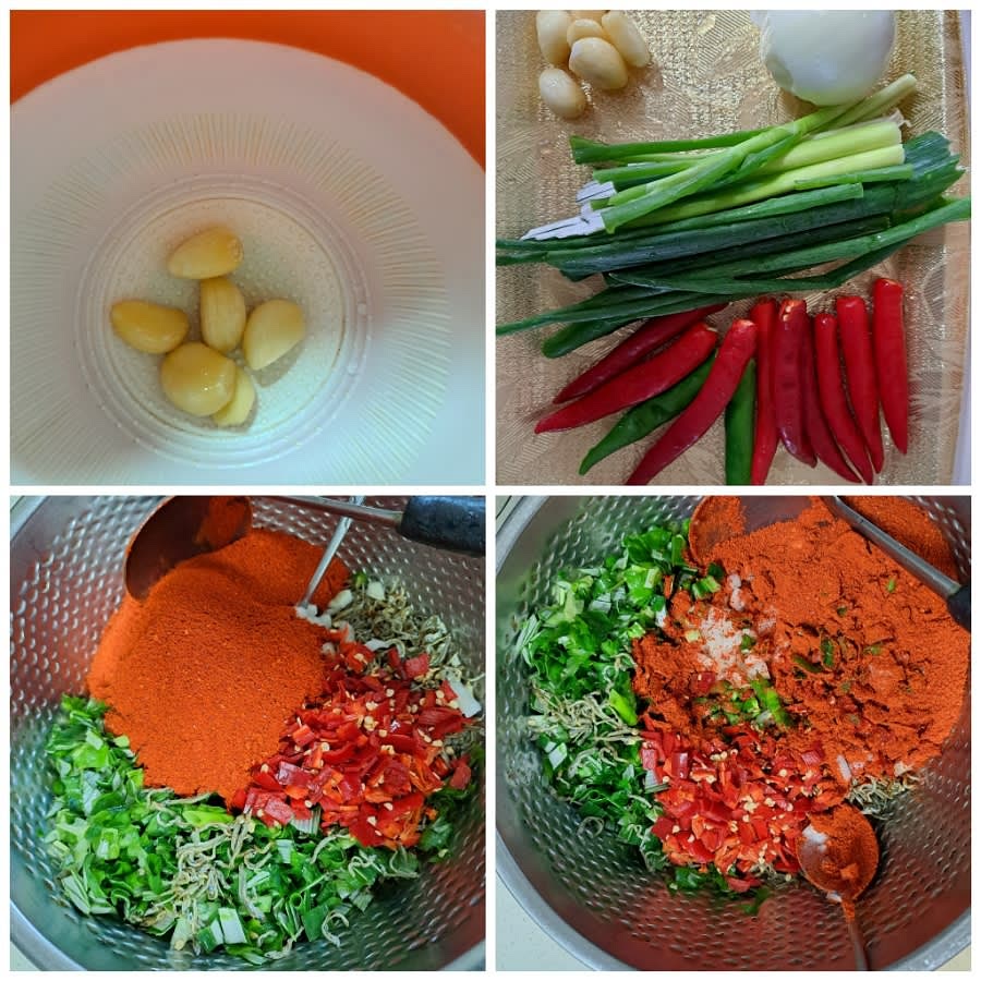 볶아둔 멸치를 먼저 볼에 담고 마늘, 대파, 고추, 양파를 다져서 넣고 고춧가루 2국자, 간장 3국자, 올리고당 반국자를 넣고 섞어주세요.