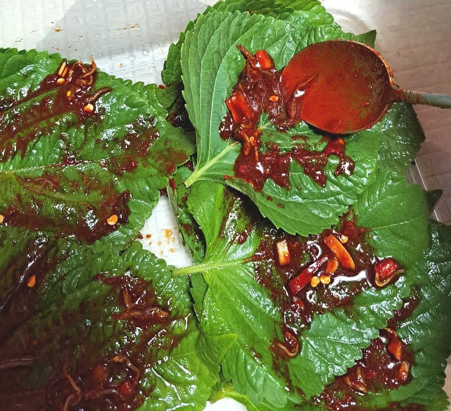 깻잎에 양념장을 골고루 발라주세요.