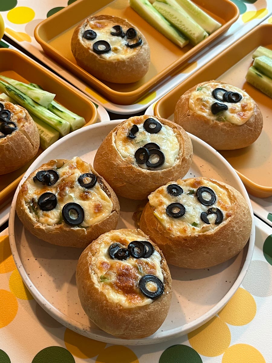 에어프라이어에 180도로 예열 후, 빵을 넣고 6분씩 2번 돌려 치즈가 녹고 달걀이 익으면 완성합니다.