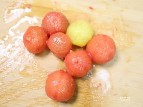 토마토는 껍질을 벗긴다.