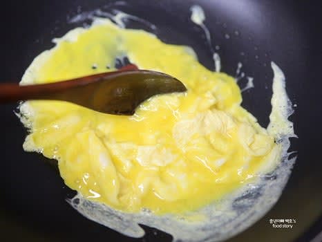 달걀에 소금을 약간 넣고 올리브오일 1T로 스크램블을 만든다.