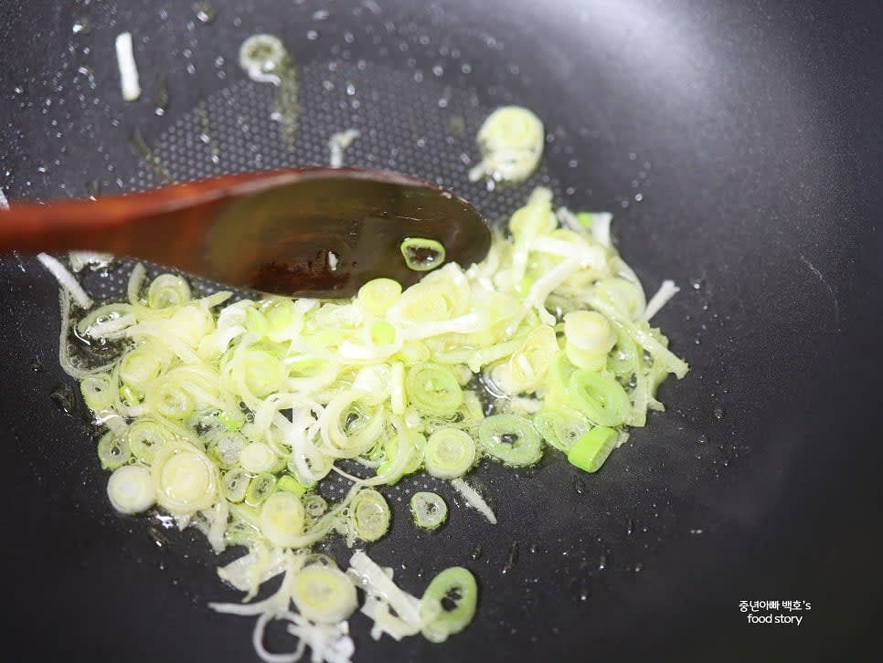대파를 썰어 올리브오일 2T에 볶아 향을 낸다.