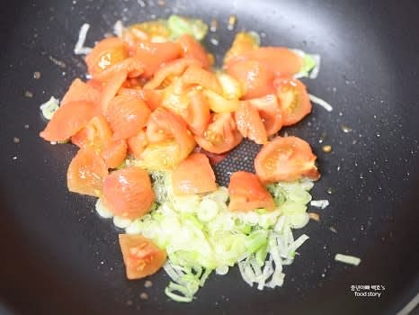 껍질을 벗긴 토마토를 넣고 볶는다.