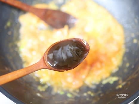 굴 소스 1T를 넣어 감칠맛을 더한다.