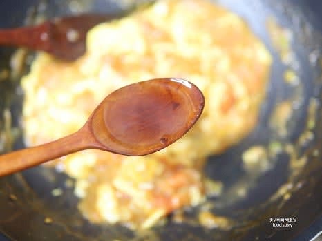 참기름과 후추를 추가해 마무리하고, 파슬리를 뿌려 완성한다.