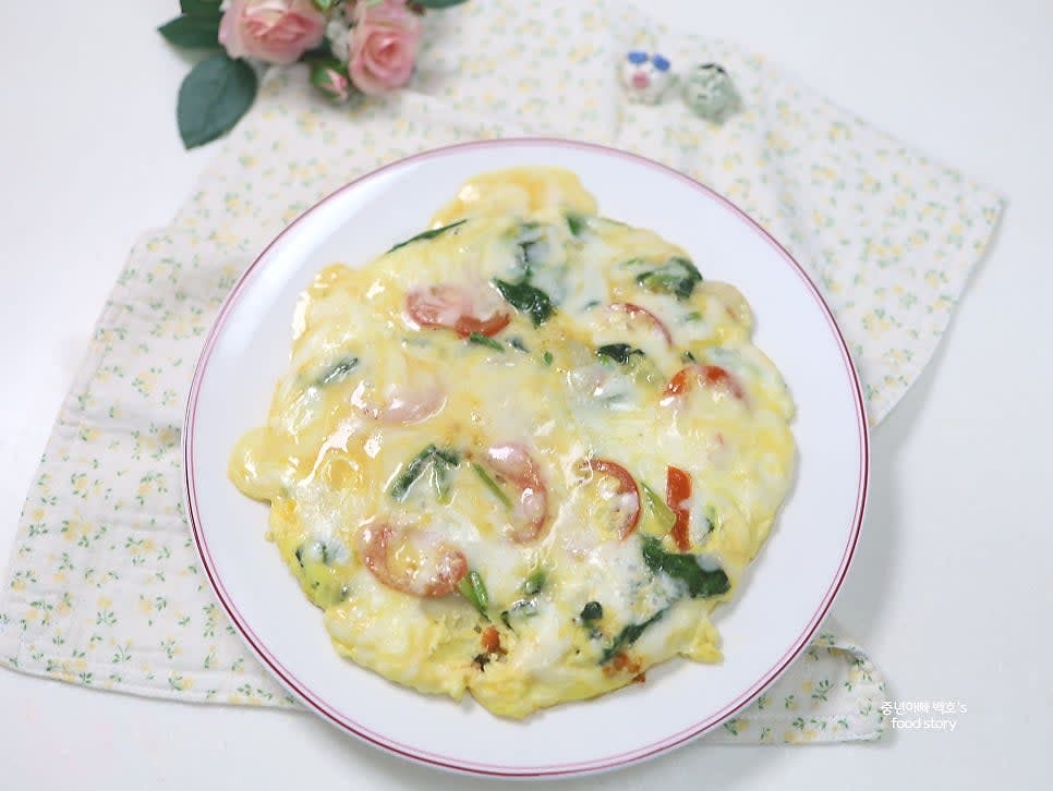 완성된 프리타타를 접시에 담아내면 맛있는 요리가 완성됩니다.