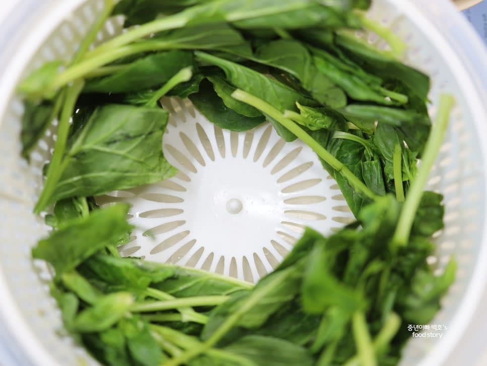 씻은 후 손질 완료한 시금치 120g을 준비합니다.