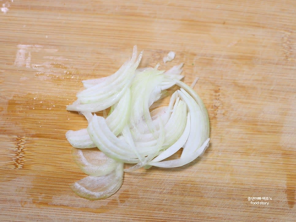 양파는 1/4개를 채 썰어줍니다.