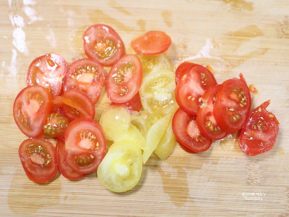 방울토마토 4알은 얇게 썰어주세요.