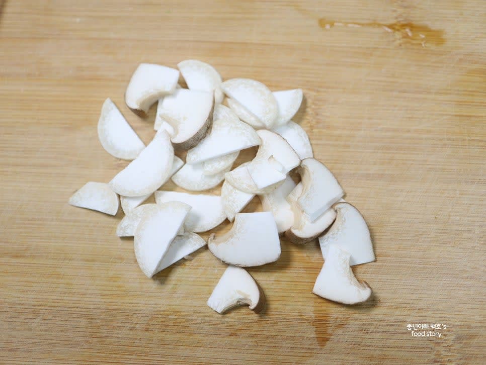 새송이버섯 1/2개를 적당한 크기로 잘라줍니다.