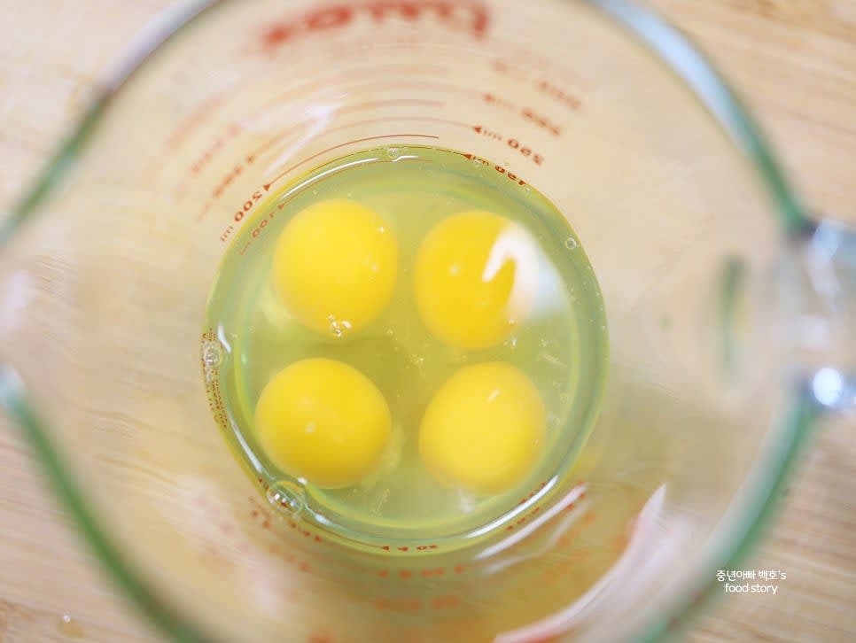 달걀 4알을 잘 풀어줍니다.