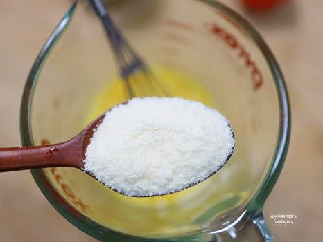 파마산 치즈 1스푼을 넣고 잘 섞어주세요.