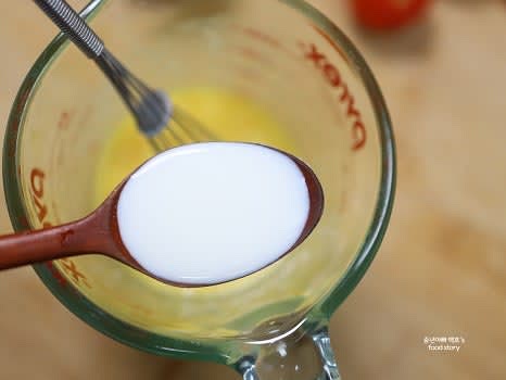 우유 5스푼을 달걀물에 추가해 부드럽게 만듭니다.