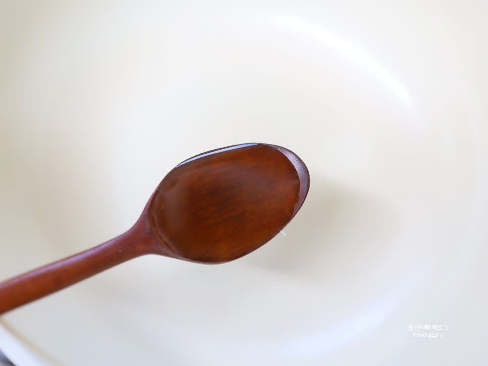 팬에 올리브오일 4스푼을 넣고 중불로 가열합니다.