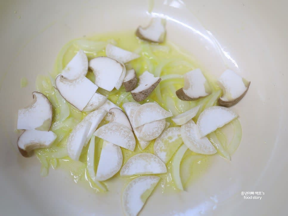 양파를 넣고 볶아 향을 낸 뒤 새송이버섯을 추가해 볶아줍니다.