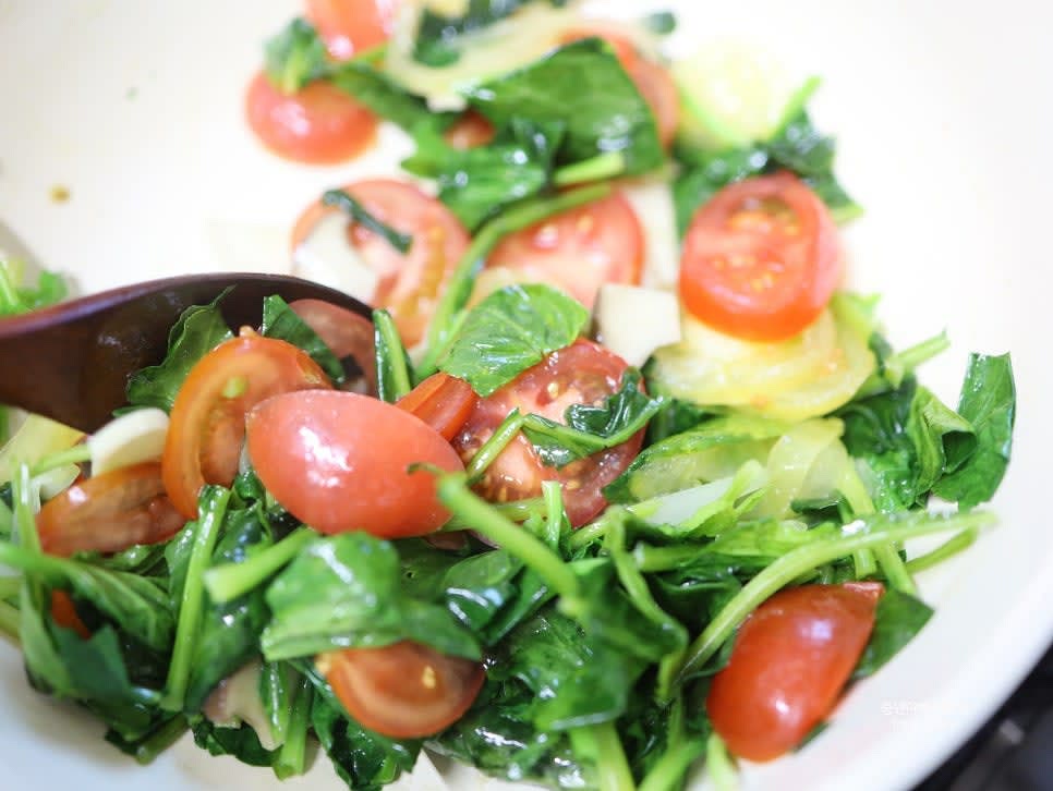 얇게 썬 방울토마토와 시금치를 넣고 숨이 갈아앉을 정도로만 볶습니다.